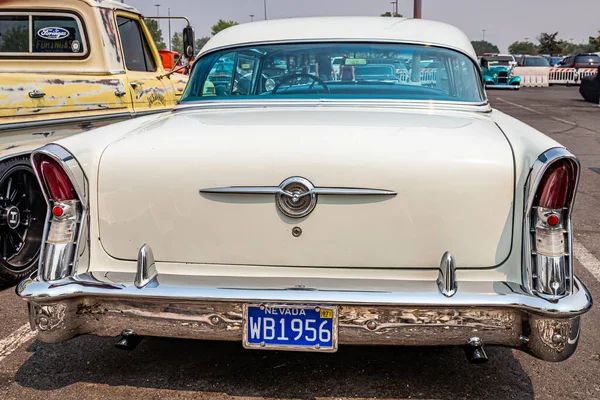 美国新泽西州里诺 2021年8月6日 1956年别克系列60世纪Riviera硬顶跑车在当地车展 — 图库照片