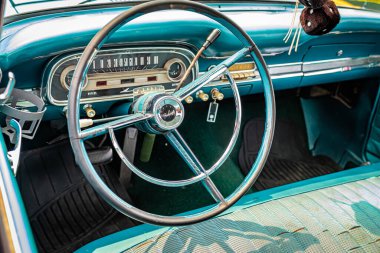 Reno, NV - 6 Ağustos 2021: 1963 Ford Falcon Futura Coupe Yerel bir araba fuarında.