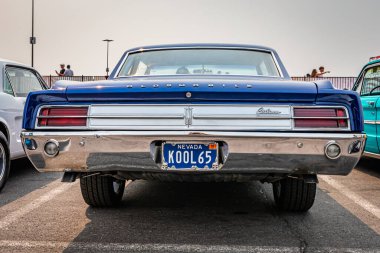 Reno, NV - 6 Ağustos 2021: 1965 Yerel bir araba fuarında Oldsmobile Cutlass hardtop coupe.