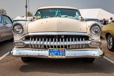 Reno, NV - 6 Ağustos 2021: 1952 Ford Crestline Victoria hardtop coupe yerel bir araba fuarında.