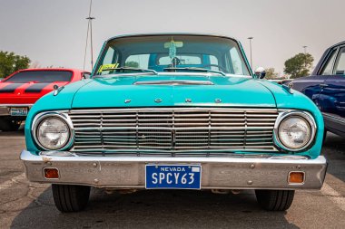 Reno, NV - 6 Ağustos 2021: 1963 Ford Falcon Futura Coupe Yerel bir araba fuarında.