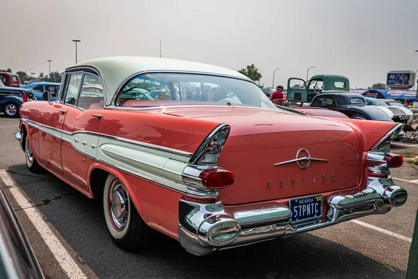 2021年8月6日 1957年Pontiac Super Chief Hardtop Sedan在当地车展上的表演 — 图库照片