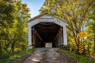 Conleys Ford Covered Köprüsü Parke County, Indiana 'daki Big Raccoon Creek' i geçiyor..