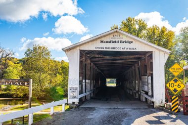 Mansfield Kapalı Köprüsü Rockville, Indiana yakınlarındaki Mansfield 'da Büyük Rakun Deresi' ni geçiyor..