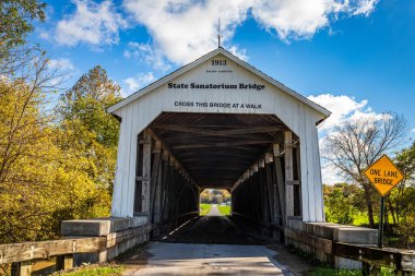 Eyalet Sanatoryumu, Indiana, Nyesville yakınlarındaki Washington 'da Little Raccoon Creek' i geçiyor..