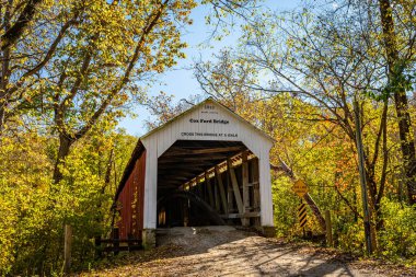 Cox Ford Kapalı Köprüsü, Indiana, Parke County 'deki Bloomingdale yakınlarında sonbahar yapraklarının renk değişimi sırasında Sugar Creek' i geçer..