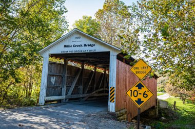 Billie Creek Kapalı Köprüsü, Sonbahar yapraklarının renk değişimi sırasında Indiana, Parke County 'deki Billie Creek Köyü' nde Williams Creek 'i geçer..