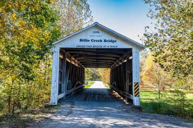 Billie Creek Kapalı Köprüsü, Sonbahar yapraklarının renk değişimi sırasında Indiana, Parke County 'deki Billie Creek Köyü' nde Williams Creek 'i geçer..