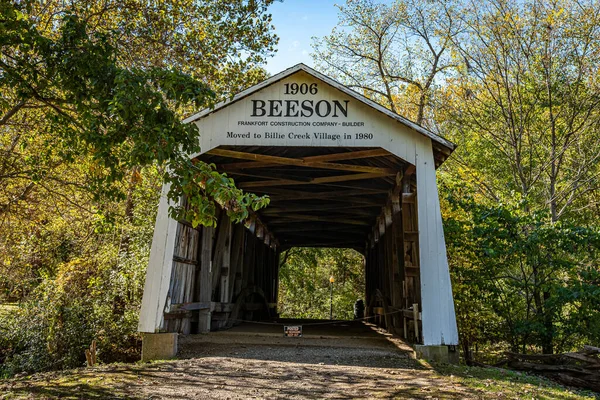 Beeson Covered Bridge Překračuje Williams Creek Během Podzimní Změny Barvy — Stock fotografie