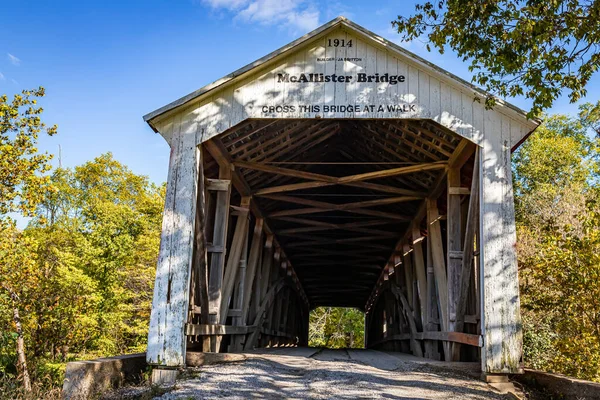 Mcallister Krytý Most Prochází Little Raccoon Creek Během Podzimního Listu — Stock fotografie