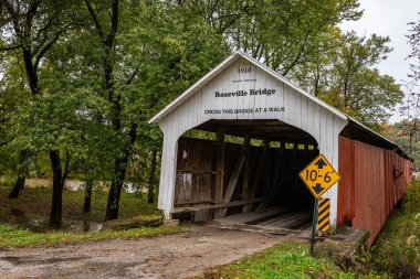 Roseville Kapalı Köprüsü, Sonbahar Yaprak Rengi Değişikliği sırasında Büyük Rakun Deresi 'ni geçer..