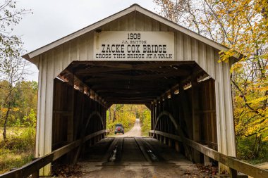 Zacke Cox Kapalı Köprüsü, Rock Run Creek 'i sonbahar yapraklarının renk değişimi sırasında Park County, Indiana yakınlarındaki Rockville yakınlarında geçer..