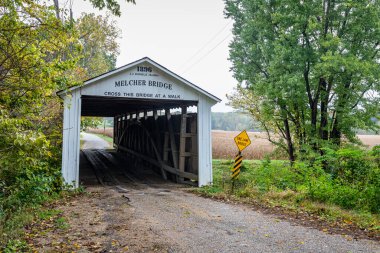 Melcher Kapalı Köprüsü, Sonbahar yapraklarının renk değişimi sırasında Indiana, Parke County 'deki Montezuma yakınlarında Büyük Rakun Deresini geçer..