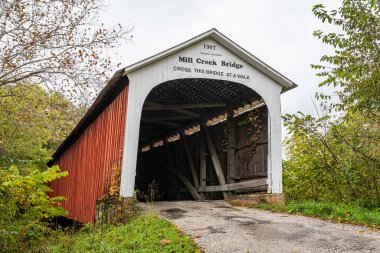 Mill Creek Kapalı Köprüsü, Montezuma, Indiana 'da sonbahar yapraklarının renk değişimi sırasında Mill Creek' i geçer..