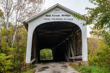 Mill Creek Kapalı Köprüsü, Montezuma, Indiana 'da sonbahar yapraklarının renk değişimi sırasında Mill Creek' i geçer..
