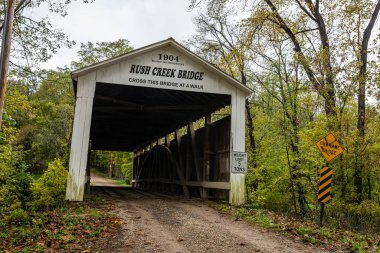 Rush Creek Kapalı Köprüsü, Sonbahar Yaprak Rengi Değişikliği sırasında Parke County, Indiana 'da Rush Creek' i geçer..