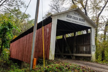 Rush Creek Kapalı Köprüsü, Sonbahar Yaprak Rengi Değişikliği sırasında Parke County, Indiana 'da Rush Creek' i geçer..