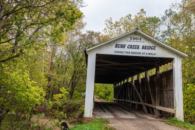 Rush Creek Kapalı Köprüsü, Sonbahar Yaprak Rengi Değişikliği sırasında Parke County, Indiana 'da Rush Creek' i geçer..