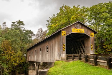 Nehir Yolu Kapalı Köprü, Ashtabula County, Ohio 'daki sonbahar yaprak renk değişimi sırasında Conneaut Creek' in batı şubesini geçer..