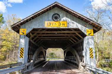 Doyle Yolu Kapalı Köprüsü, Ashtabula County, Ohio 'daki Sonbahar Yaprak Renk Değişikliği sırasında Mill Creek' i geçer..