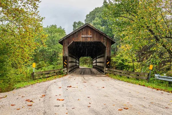 State Road Covered Bridge Crosses West Branch Conneaut Creek Autumn — стоковое фото
