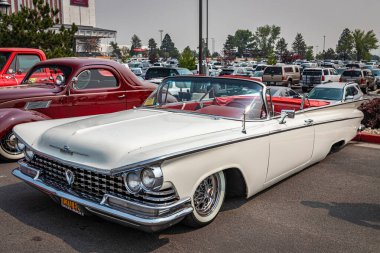Reno, NV - 6 Ağustos 2021: 1960 Buick Invicta Üstü açılabilen bir araba fuarında.