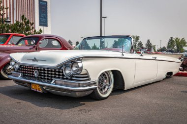 Reno, NV - 6 Ağustos 2021: 1960 Buick Invicta Üstü açılabilen bir araba fuarında.