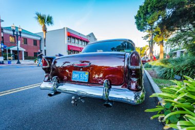 Fernandina Beach, FL - 18 Ekim 2014: Fernandina Beach, Florida 'da klasik bir araba fuarında 1955 model Chevrolet BelAir' in geniş açılı düşük perspektifli dikiz görüntüsü.