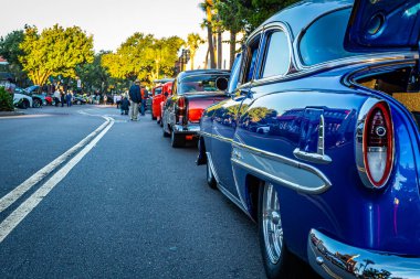 Fernandina Beach, FL - 18 Ekim 2014: Fernandina Beach, Florida 'da klasik bir araba fuarında 1954 model Chevrolet BelAir' in geniş açılı düşük perspektifli sürücü yan görüntüsü.