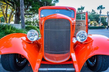 Fernandina Beach, FL - 18 Ekim 2014: Geniş açı düşük perspektif 1932 Ford Model 18 'in ön görüntüsü Fernandina Beach, Florida' da klasik bir araba fuarında.
