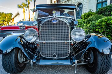 Fernandina Beach, FL - 18 Ekim 2014: Fernandina Beach, Florida 'daki klasik bir araba fuarında 1929 model Ford A' nın geniş açılı düşük perspektifli ön görüntüsü.