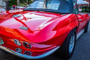 Fernandina Plajı, FL - 18 Ekim 2014: 1966 model Chevrolet Corvette Sting Ray 'in arka köşeye yakın görüntüsü Fernandina Beach, Florida' da klasik bir araba fuarında..