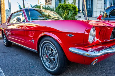 Fernandina Plajı, FL - 18 Ekim 2014: Geniş açı düşük perspektif ön köşe detay görüntüsü 1966 Ford Mustang Fernandina Plajı, Florida 'da klasik bir araba fuarında.