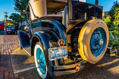 Fernandina Plajı, FL - 18 Ekim 2014: Geniş Açı düşük perspektifli, 1931 model bir Ford Model A Coupe 'nin arka köşesi. Fernandina Beach, Florida' daki klasik bir araba fuarında arka koltuğu ile donatılmış..