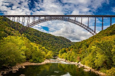 New River Gorge Ulusal Parkı 'ndaki Yeni Nehir Vadisi Köprüsü Fayetteville, Batı Virginia yakınlarındaki sonbahar yaprak renk değişimi sırasında korunur..
