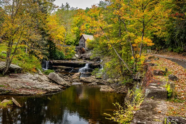 ウェストバージニア州のニューリバー渓谷地域で秋の紅葉の変化の間 バブコック州立公園のグレードクリーク グリスト — ストック写真