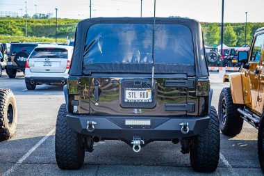 Güvercin Forge, TN - 25 Ağustos 2017: Modifiye edilmiş Off Road Jeep Wrangler JK Spor Yerel bir hevesli mitingde.