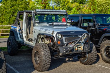 Güvercin Forge, TN - 25 Ağustos 2017: Modifiye edilmiş Off Road Jeep Wrangler JK Sport Sınırsız Yerel bir hevesli mitingde.