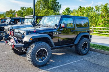 Güvercin Forge, TN - 25 Ağustos 2017: Modifiye edilmiş Off Road Jeep Wrangler JK Sport Willys Wheeler yerel bir hevesli mitinginde.