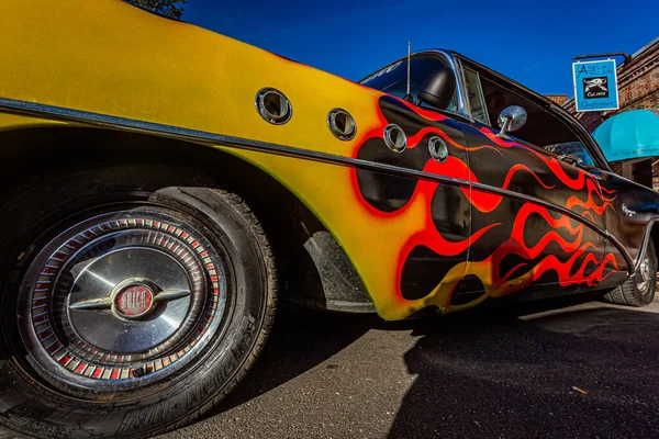 Fernandina Beach 2014年10月18日 フロリダ州フェルナンディナビーチで開催されたクラシックカーショーでの1956 Buick Superハードトップクーペのワイドアングルローパースペクティブサイド詳細ビュー — ストック写真