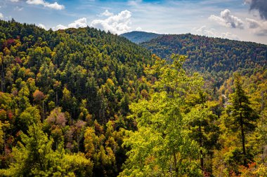 Linville Şelalesi Blue Ridge Parkway yakınlığı nedeniyle Blue Ridge Dağları 'nın en ünlü ve popüler şelalesidir..