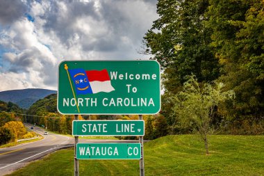Kuzey Carolina 'ya Hoşgeldiniz tabelası otoyolda, Tennessee ile eyalet sınırını gösteriyor..