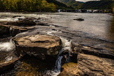 New River Gorge Ulusal Parkı 'ndaki Sandstone Şelalesi' nde Hinton, Batı Virginia yakınlarındaki sonbahar yapraklarının renk değişimi sırasında muhafaza edilir..