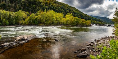 New River Gorge Ulusal Parkı 'ndaki Sandstone Şelalesi' nde Hinton, Batı Virginia yakınlarındaki sonbahar yapraklarının renk değişimi sırasında muhafaza edilir..