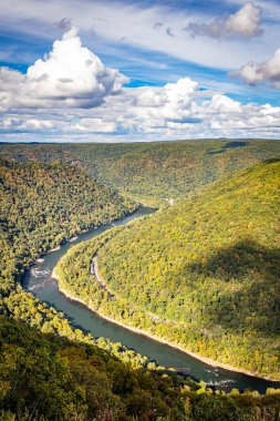 New River Gorge Ulusal Parkı 'ndaki ünlü Grandview manzarası ve Batı Virginia' daki Beckley yakınlarında sonbahar yapraklarının renk değişimi sırasında korunması..