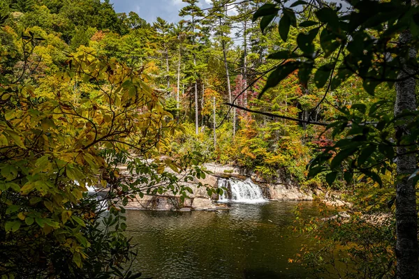 リビルの滝はブルーリッジ山脈で最も有名で人気のある滝で ブルーリッジ パークウェイに近いこともあります — ストック写真