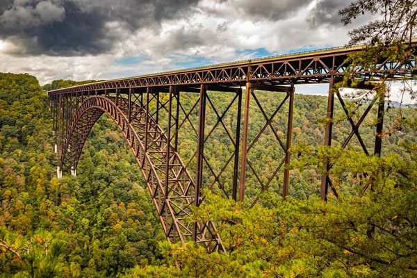 New River Gorge Ulusal Parkı 'ndaki Yeni Nehir Vadisi Köprüsü Fayetteville, Batı Virginia yakınlarındaki sonbahar yaprak renk değişimi sırasında korunur..