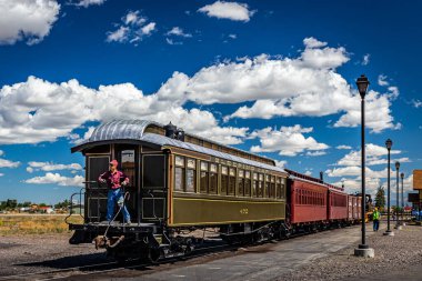 Antonito, CO - 23 Ağustos 2021: Eski bir yolcu vagonu, Cumbres ve Colorado 'daki Toltec Demiryolu İstasyonu' ndaki kamusal buhar sırasında demiryolundan çıkarıldı..