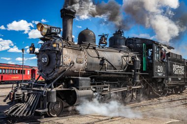Antonito, CO - 23 Ağustos 2021: Coal burning Schenectady Buharlı Lokomotif Rio Grande Southern 20 Cumbres ve Colorado 'daki Toltec Demiryolu İstasyonu' nda bir kamusal buhar sırasında.