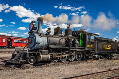 Antonito, CO - 23 Ağustos 2021: Denver ve Rio Grande 425 numaralı Baldwin buharlı lokomotifi, Antonito, Colorado 'daki Cumbres ve Toltec Demiryolları' ndaki kamusal buhar sırasında yandı.